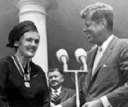 Dr. Frances Kelsey receiving award from Pres. Kennedy, 1962